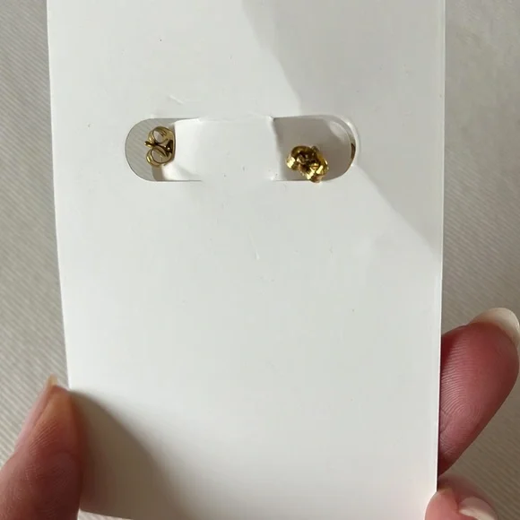 **COPY** Mejuri Chunky Gold Hoops - Picture 4 of 10